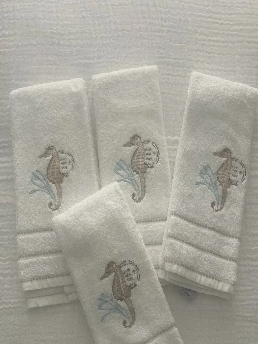 AVANTI HOME HAND TOWELS EMBROIDERED SEAHORSE DESIGN S/4 WHITE TAN NWOT COASTAL